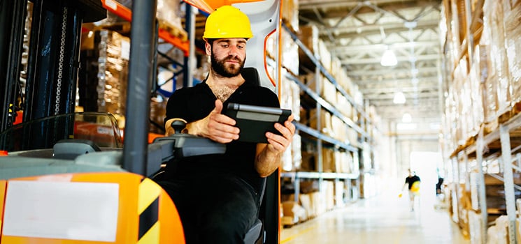 Un hombre trabajando en la implementación de estrategias para la seguridad en almacenes