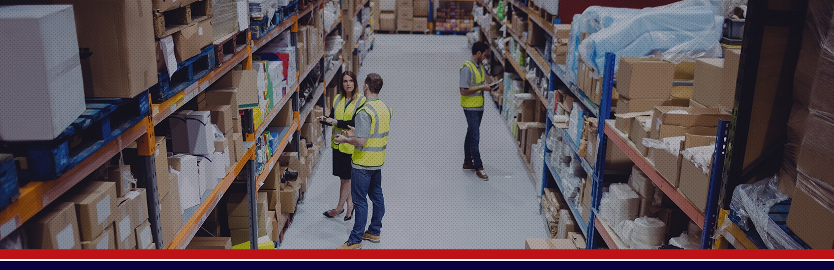 Vista desde adentro de un centro de distribución logística