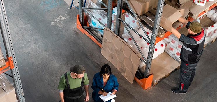 Personas en un centro de distribución logística