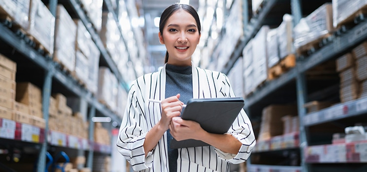 El uso de racks industriales ayuda a evitar el sobrestock