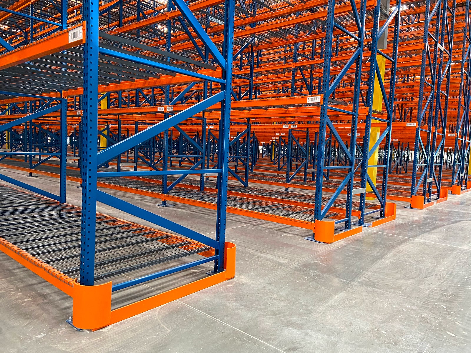 Acercamiento de unos racks industriales