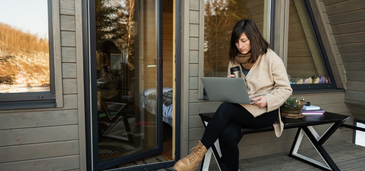 Mujer investigando sobre casas prefabricadas vs casas tradicionales