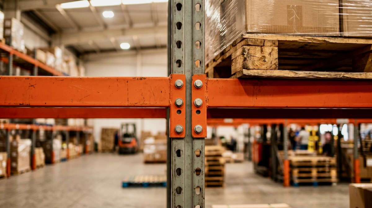 Conexión de viga y marco en un rack industrial con una tarima cargada