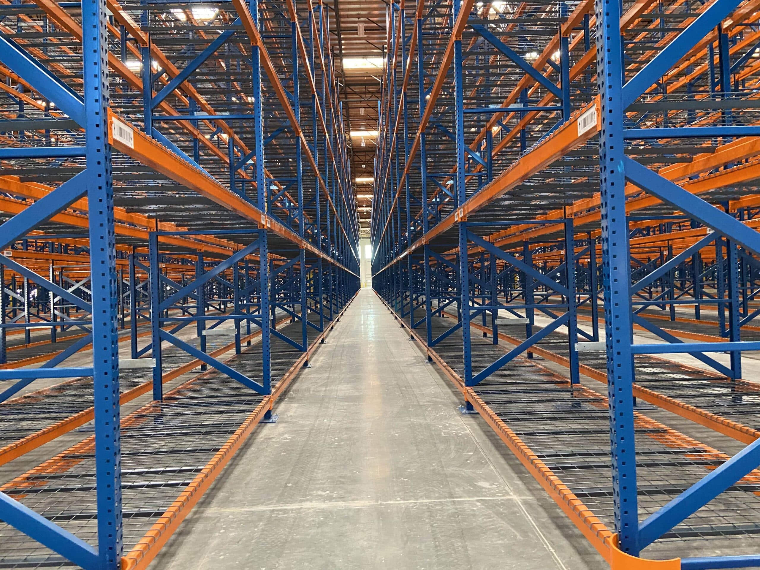 Pasillo principal de un almacenamiento