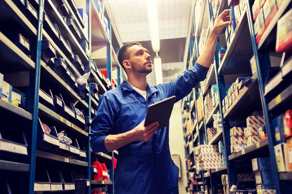 Joven empleado checando su inventario