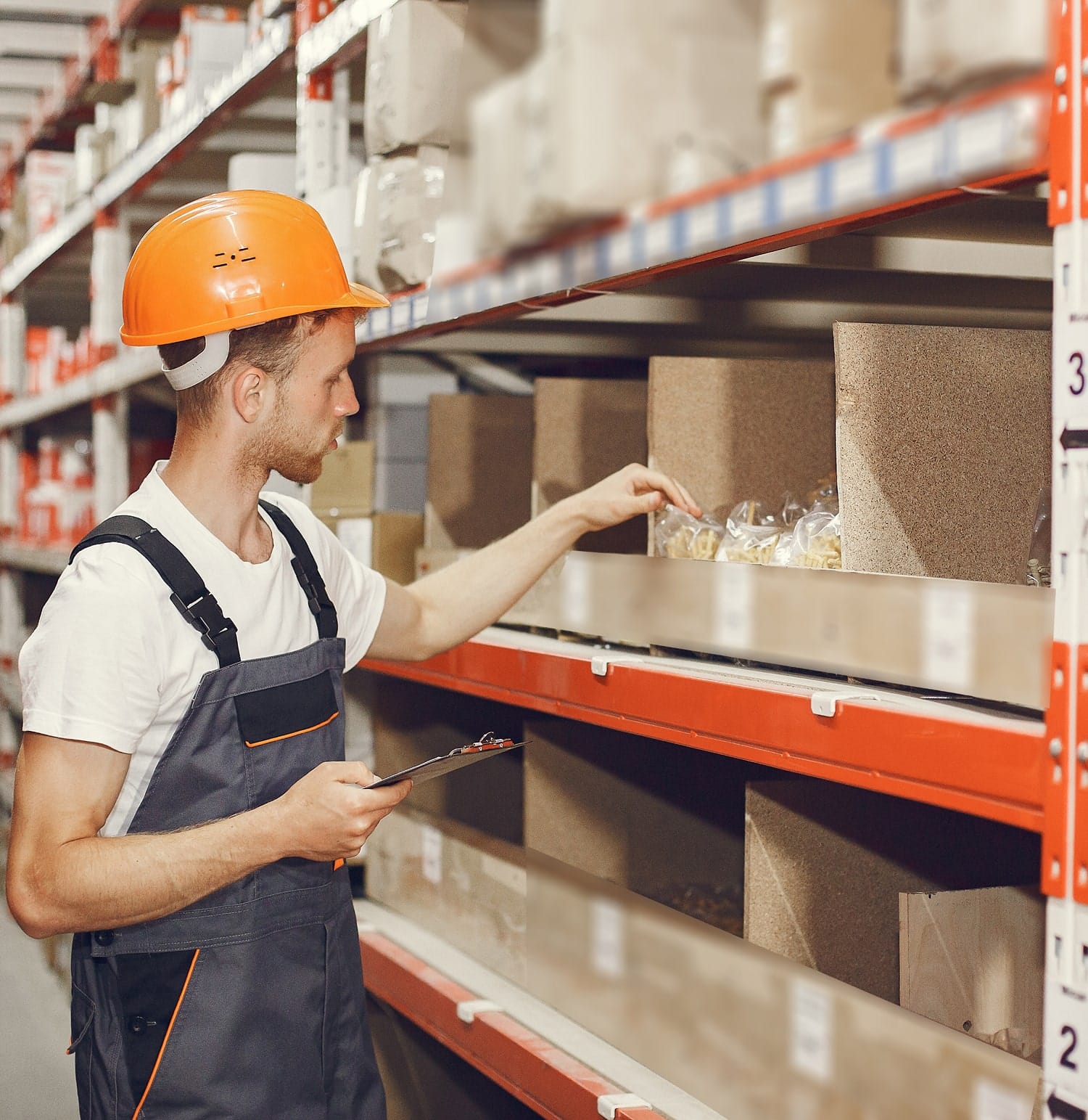 Empleado realizando un inventario