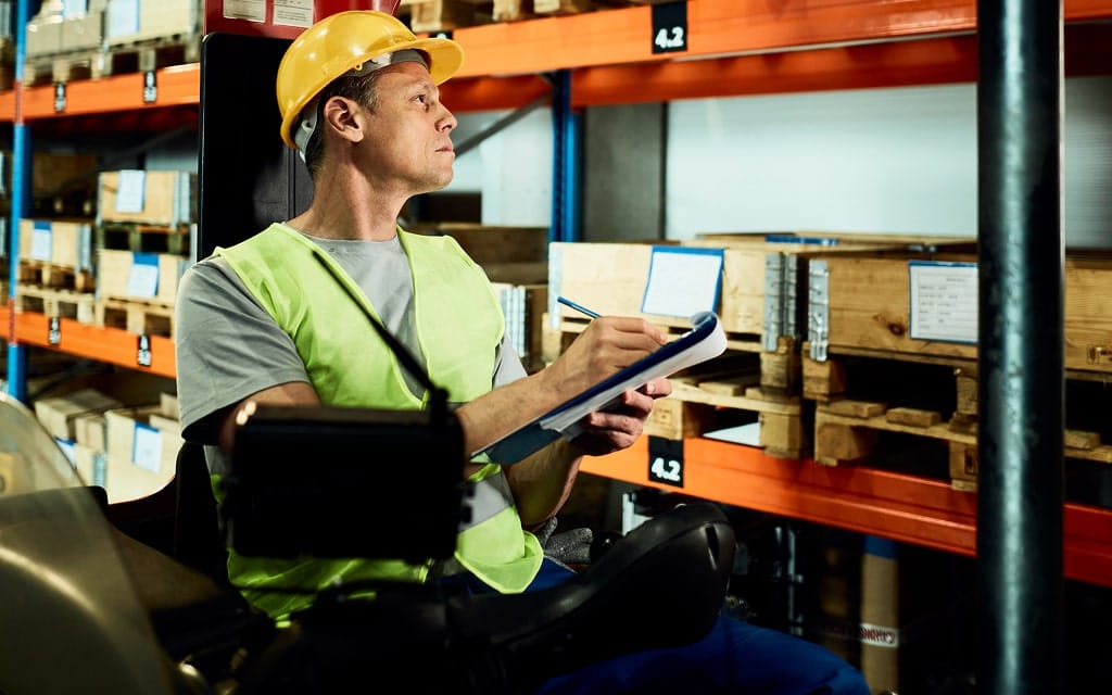 Trabajador realizando un inventario