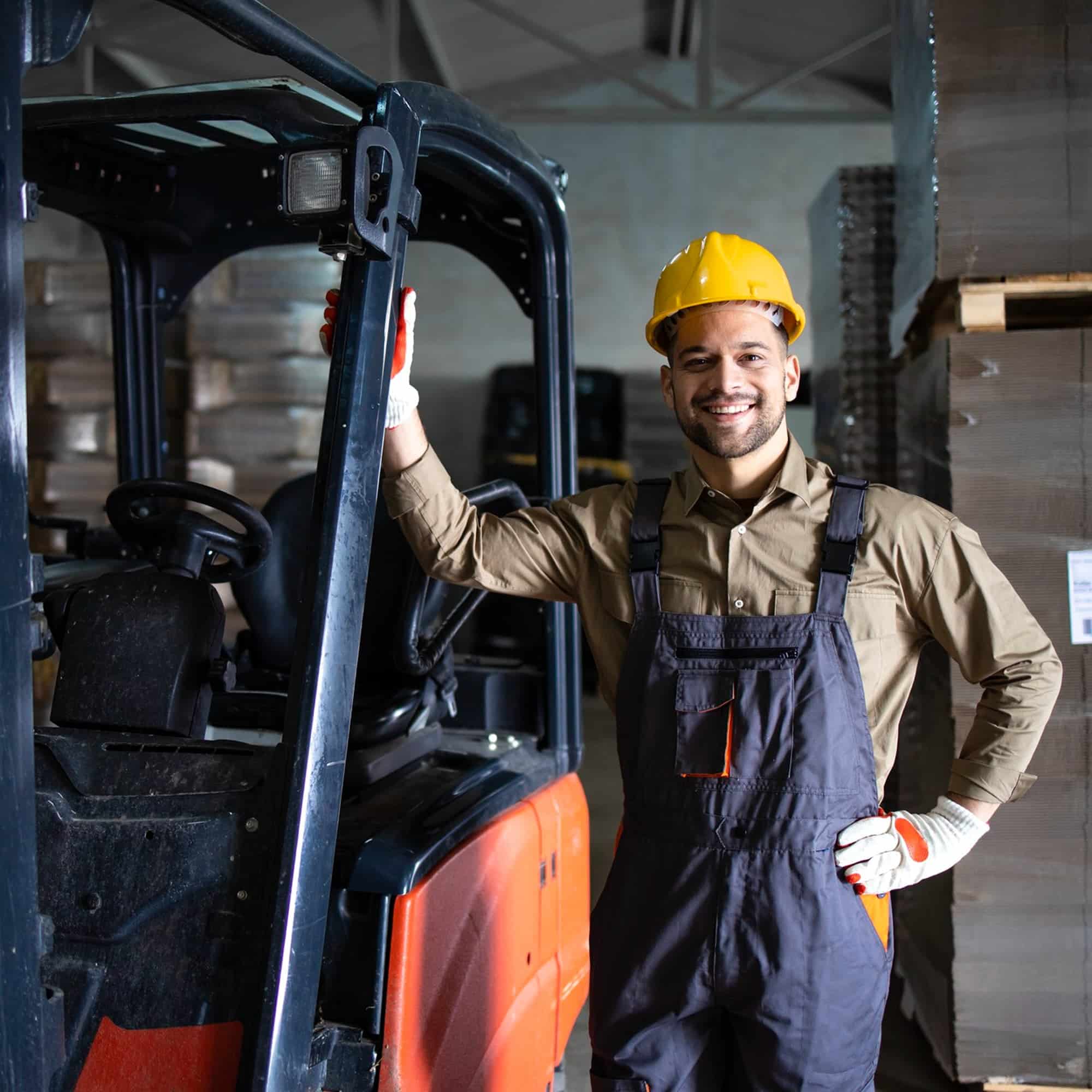 Empleado laborando en una maquinaria